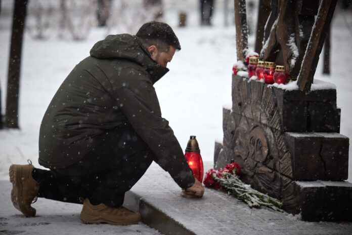 Zelensky homenageia o Dia da Dignidade e Liberdade e destaca a luta do povo ucraniano