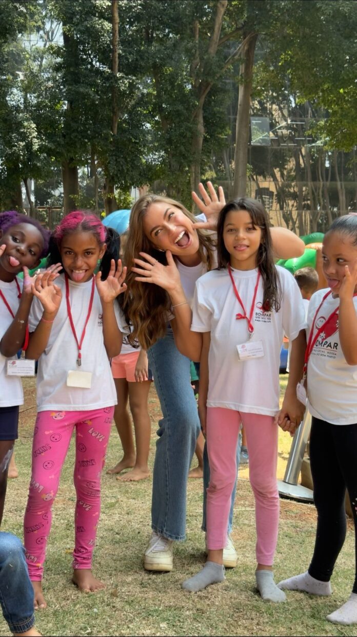 Modelo Fernanda Liz e Maythe Jahn fazem leilão e jantar beneficentes em São Paulo