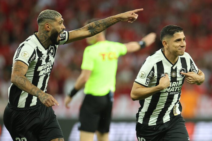 Botafogo derrota Inter e joga por um empate para ser campeão domingo