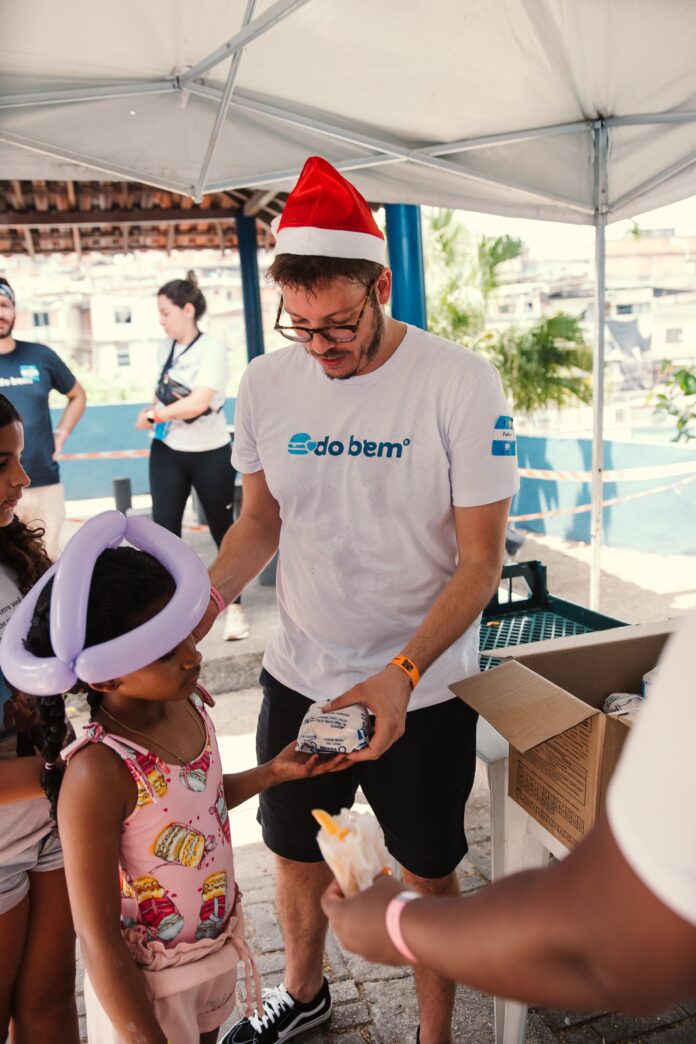 Fabio Porchat participa de ação social da Hamburgada do Bem