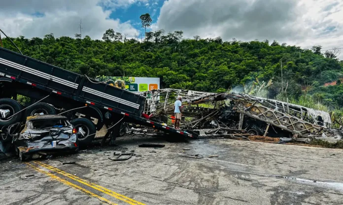 Acidente em rodovia deixa 22 mortos em Minas Gerais