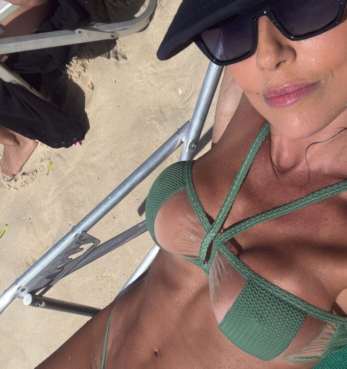 Deborah Secco Reposta Fotos de Praia e Deixa Seus Seguidores Encantados