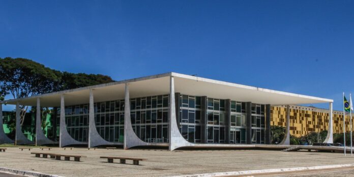 STF tem maioria para negar recurso e tornar Léo Índio réu