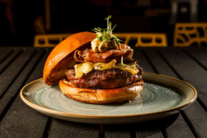 Hamburguer está entre os produtos mais vendidos em food trucks. Foto: Cozinha nos fundos