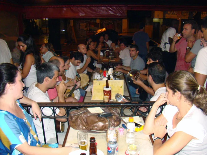 Turistas devem movimentar as rodas de samba no Rio de Janeiro em julho. Foto: Flickr Bar Azeitona & Cia