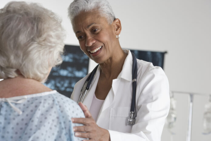 Doctor Speaking with Patient Governo abre consulta para novo tratamento renal no SUS