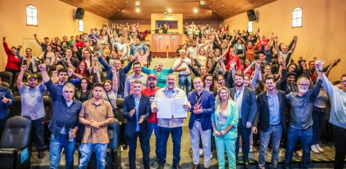 Representantes da CAIXA e dos governos estadual e federal na assinatura dos empreendimentos em Taquari (RS). Créditos: Erickson Campos
