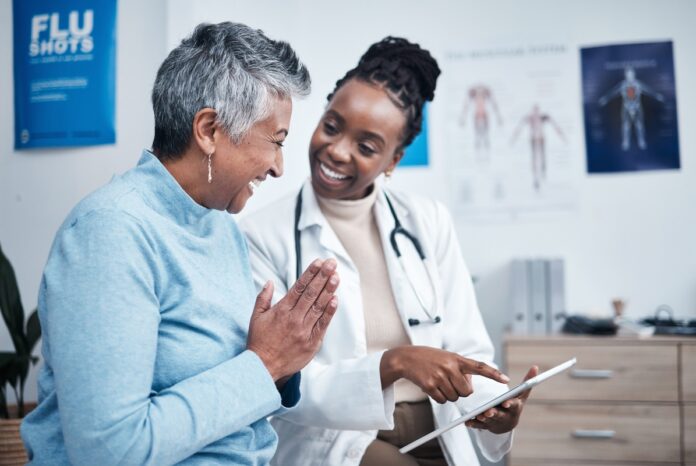 Black,Woman,,Doctor,And,Elderly,Patient,With,Good,News,,Tablet Em campanha feita com IA, Amil homenageia Dia do Médico