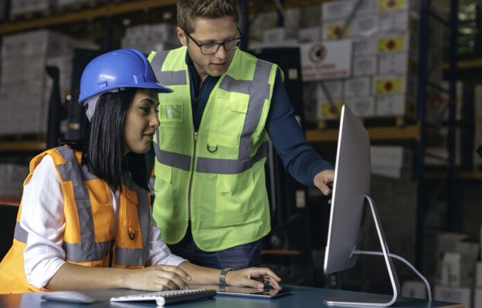 Warehouse Workers Analyzing Digital Tablet Empresas aceleram produtividade com add-ons para SAP B1