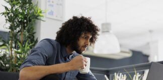 E-commerce deve movimentar quase R$ 235 bilhões no Brasil E-commerce deve movimentar quase R$ 235 bilhões no Brasil